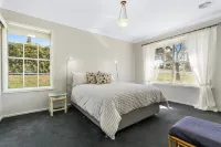 3 bedroom, two bathroom house fully equipped large kitchen, extensive lounge Hotels in Molong