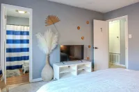 Vibrant King Bed Suite, Fast Wi-Fi, Multiple TVs, Custom Mural, Close to Beach!