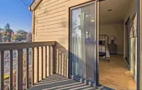 Beautiful condo w/fireplace in the heart of downtown Pleasant Hill
