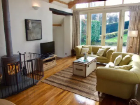 Beautiful Cottage with gorgeous gardens log burner, EV charger and Pet-friendly