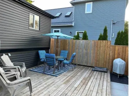 Luxurious modern 4 season cottage on Lake Erie with hot tub Отели в г. Халдиманд Каунти