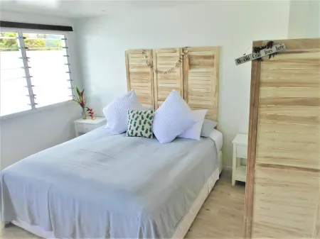 Vaka Beach Retreat- modern air conditioned apartment & steps to Vaimaanga Beach! Отели в г. Такитуму Дистрикт