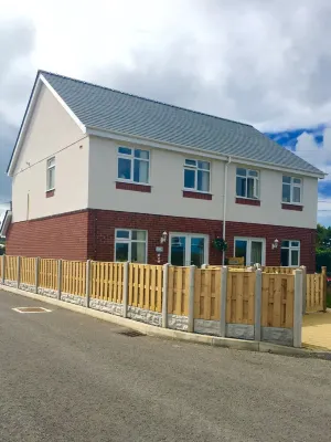 The Palms Holiday Home Near Beautiful Benllech Beach - children and pet friendly