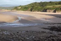 The Palms Holiday Home Near Beautiful Benllech Beach - children and pet friendly