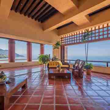 STUNNING 3 BR & 3BA SOUTH SHORE BEACHFRONT RESIDENCE! Others