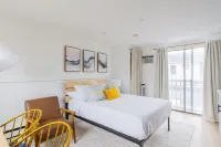 Modern & Renovated Studio Condo (Steps to the Beach - Pool, WiFi, Free Parking - 4-Star