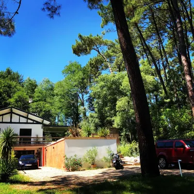 Charming T2 garden with trees and parking, close to beaches and golf course.