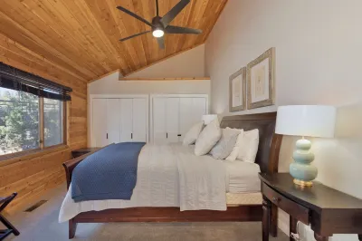 Unit 11 Secluded end unit near Eagle & Canyon Lodge-upgraded bathrooms & kitchen Các khách sạn gần Mammoth Creek Park
