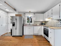Adorable Cottage, 5 min walk to water & town Hotels in Westbrook