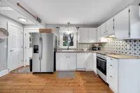 Adorable Cottage, 5 min walk to water & town Hotels in Westbrook