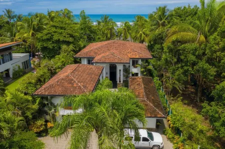 Beachfront Luxury Villa: Amazing Sunsets! Отели в г. Эстерильос Эсте