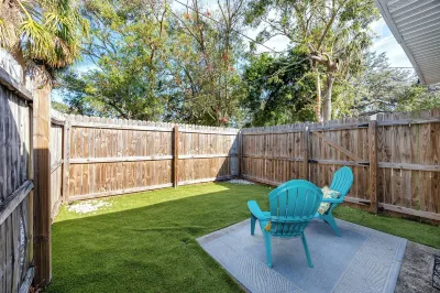 8Min to Beach by Car/King Bed/Fenced Yard/Prking Lake Villa Park附近的飯店