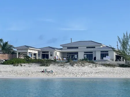 Ciesta Sands- Beachfront Luxury, Top Beach, 4 Bedrooms w Private Bath, Pool Отели в г. Moore Hill