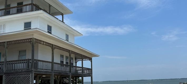 WATERFRONT! Tranquility bytheSea, CShoreBeachHome, Across from Beach onthe Sound Hotels in Emerald Isle