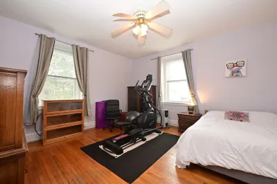 3R Chelsea - Boston Hotel dekat Stop and Compare Market