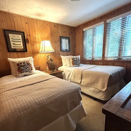 Spa Cabin: Lakefront w Private Sauna & Hot Tub, Kayaks, Dock, 5 Star Clean Rated