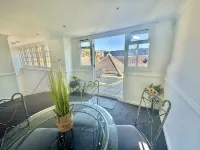Roof Terrace Two Bedroom Apartment - Walk to Beach
