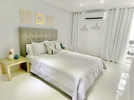 Stunning Studio w balcony for 2, 1 Queen Bed,1 Bathroom 5 mins to the beach