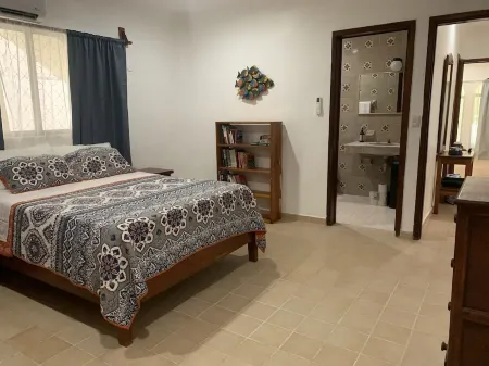 Clase Azul Suite - Spacious 2 bdrm 2 bath unit located 1 block from the beach