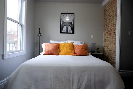 Central London - Clean, Modern & Comfortable. Downtown w/ Free Parking & Wi-Fi