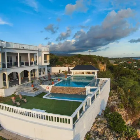 Coral Bay Chateau - Luxury Villa in Treasure Beach