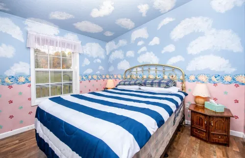 Upgraded! Perfect location seconds from Hunter Mtn! Incredible views! King bed!