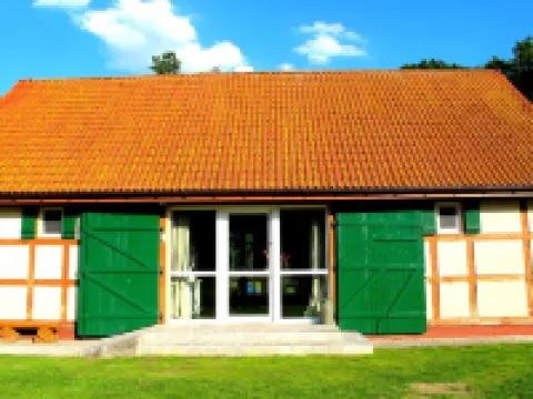 Close to the water, sauna, fireplace, fenced property, for dogs and families 波利採縣酒店