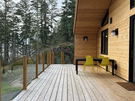 Cliffside Hideaway: Luxurious, Peaceful, with Gorgeous views Over the Ocean