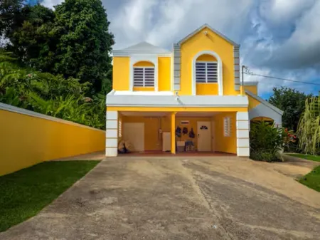 Spacious 5-bedroom house views of El Yunque and saltwater spa. Отели в г. Rio Blanco