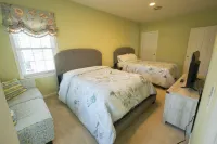 Scenic 2 bed, 1.5 bath condo with river views on St. Clair River - U2