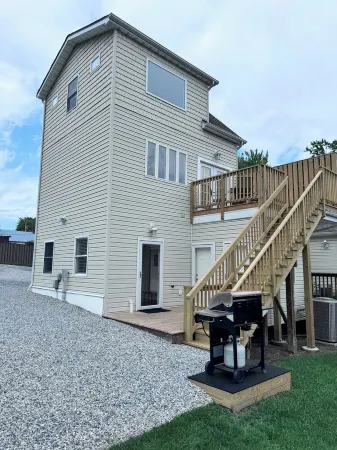 Wonderful Mountain Views.  Walk to Rivers, Parks, Restaurants and Shops.