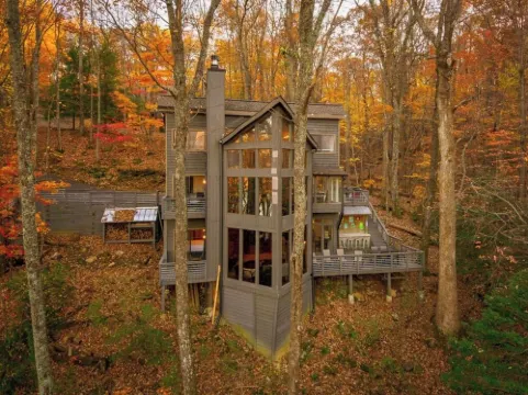 Lakeside, cozy cabin with game room. Recently renovated and pet-friendly!