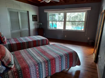 Beautiful Lake Front cottage w/ heated pool & Hot Tub, 23 miles from Disney Отели рядом с достопримечательностью «Кантри Клаб оф Уинтер Хейвен»