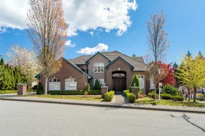 Luxury Italian-Style House-Whole 850 sf Ground Floor-1 Bed/1 Bath/1 Dining Hotel in zona Burquitlam Station Platform 2