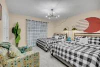 Beachcity 4BRs home amazing pool 12 Beds*Dickinson Hotels in Dickinson