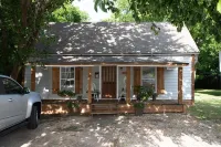 The Farm House sits on a large lot near downtown Mckinney Encore Wire附近的飯店