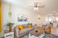 Cozy townhouse close to downtown, F&M Arena, APSU! Sleeps 8!