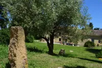 Mas Delgado, in the heart of the Luberon, at the foot of Mont Ventoux. Hotels in Monteux