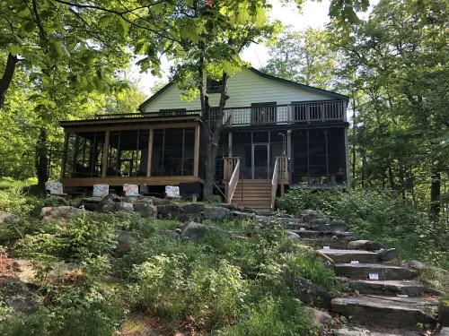 Maplewood. 1916 Olde Muskoka Cottage Hotels in Huntsville