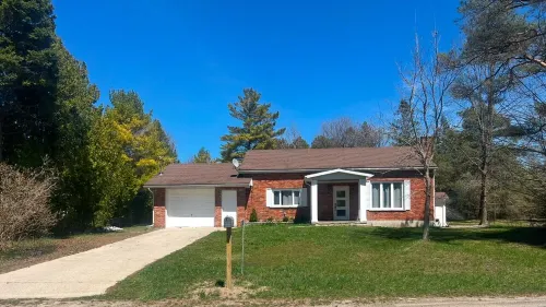 The Huron House -Relaxing getaway just steps away from Lake Huron!