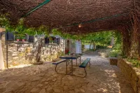 Kids friendly house with large private, fenced garden, pool, 1km beach