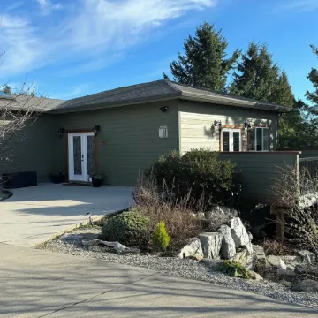 LUXURY COTTAGE IN DAVIS BAY, BC.
