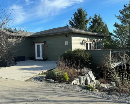 LUXURY COTTAGE IN DAVIS BAY, BC. 錫謝爾特酒店