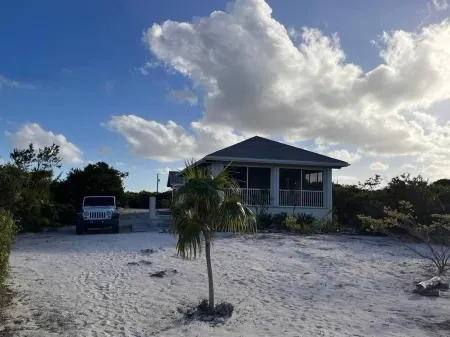 Bambarra Sands Cottage: Private beach house on Bambarra Beach, Middle Caicos