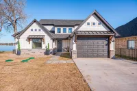 Lakefront Granbury Retreat w/ Patio & Fire Pit - 3 stjerner