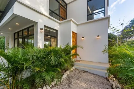 Playa Pelada/N. Guiones Luxury home, 5 min. Walk to Beach and Restaurants