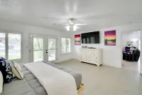 Lakefront Hot Springs Condo w/ Dock Access & Views - Apartments