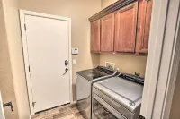 4 Mi to Surprise Stadium! Snowbird Haven w/ Pool - موقف سيارات
