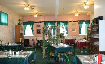 Manitou Motor Inn