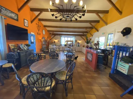 Hotel des 4 Vents "Esprit Camargue" Отели рядом с достопримечательностью «Salin d'Aigues-Mortes»